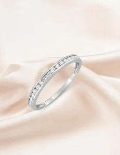 Alliance serti rail or blanc 375 ‰ et oxydes de zirconium, largeur 2,3 mm. - Mariage