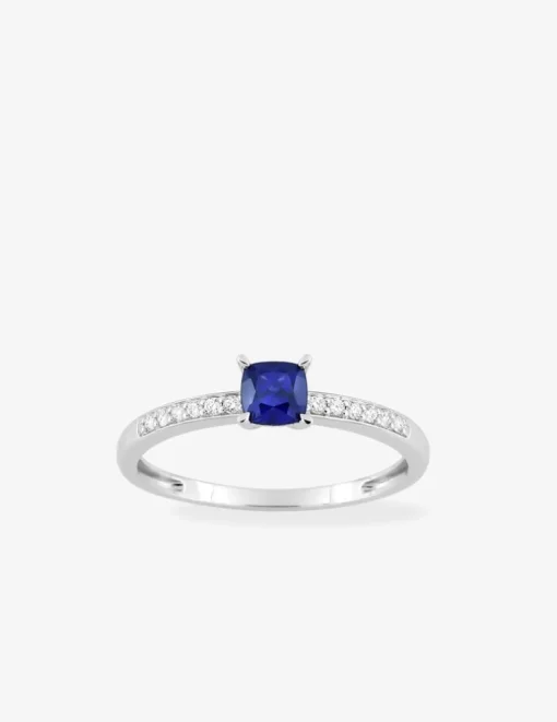 Bague en or blanc 375 ‰, saphir et diamants synthétiques 0,08 ct SO OR