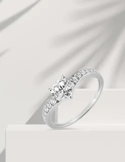 Bague fantaisie solitaire accompagné or blanc 375 ‰ oxydes de zirconium SO OR