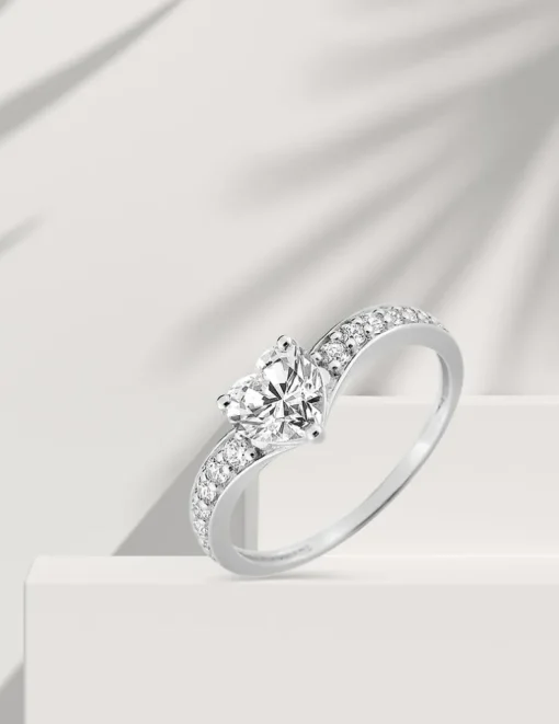 Bague fantaisie solitaire accompagné or blanc 375 ‰ oxydes de zirconium SO OR