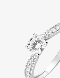 Bague fantaisie solitaire accompagné or blanc 750 ‰ entouré d'un pavage d'oxydes de zirconium SO OR