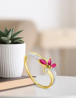 Bague fleur en or jaune 375‰, rubis et oxyde de zirconium SO OR