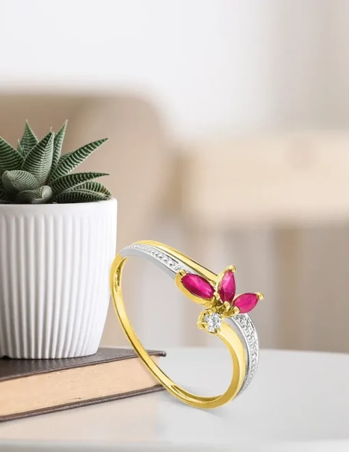 Bague fleur en or jaune 375‰, rubis et oxyde de zirconium SO OR