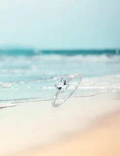 Bague or blanc 375‰, topaze, oxyde de zirconium SO OR