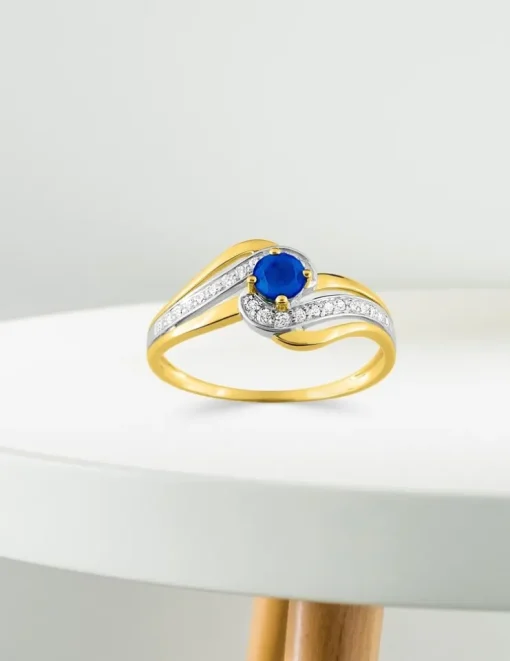 Bague or jaune 375‰, saphir et oxyde de zirconium SO OR