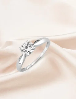 Bague solitaire 4 griffes or blanc 375 ‰ et oxyde de zirconium SO OR