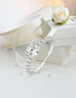 Bague solitaire accompagné or blanc 375 ‰ et oxydes de zirconium SO OR