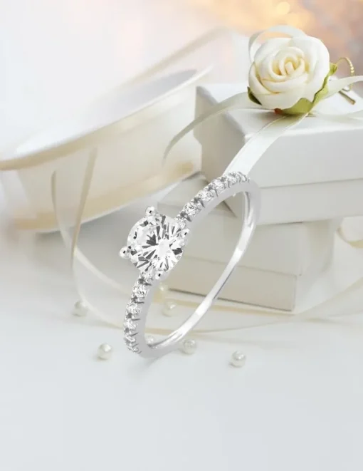 Bague solitaire accompagné or blanc 375 ‰ et oxydes de zirconium SO OR