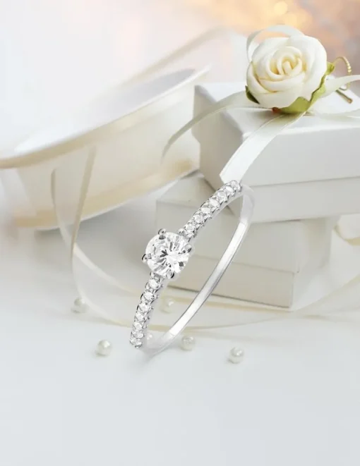 Bague solitaire accompagné or blanc 375 ‰ et oxydes de zirconium SO OR