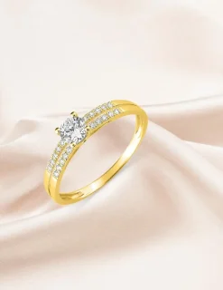 Bague solitaire accompagné or jaune 375 ‰ et oxydes de zirconium SO OR