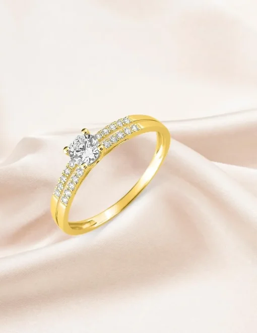 Bague solitaire accompagné or jaune 375 ‰ et oxydes de zirconium SO OR