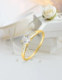 Bague solitaire accompagné or jaune 375 ‰ et oxydes de zirconium SO OR