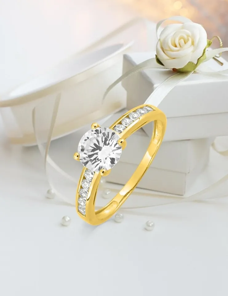 Bague solitaire accompagné or jaune 375 ‰ et oxydes de zirconium SO OR