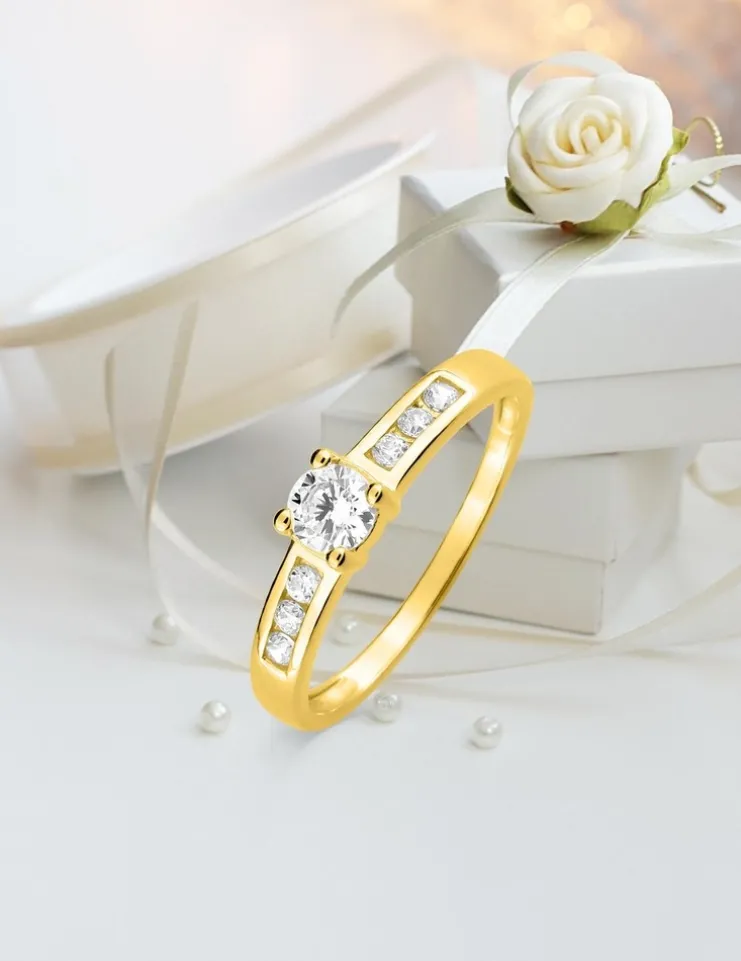 Bague solitaire accompagné or jaune 375 ‰ et oxydes de zirconium SO OR