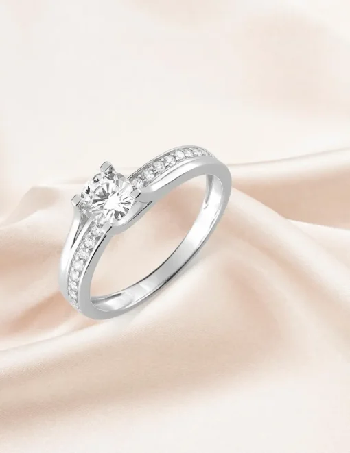 Bague solitaire accompagné or blanc 375 ‰ et oxydes de zirconium SO OR