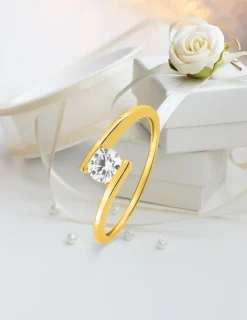Bague solitaire décalée or jaune 375 ‰ et oxyde de zirconium SO OR
