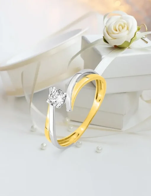 Bague solitaire fantaisie 4 griffes or jaune 375 ‰ oxyde de zirconium et rhodium SO OR