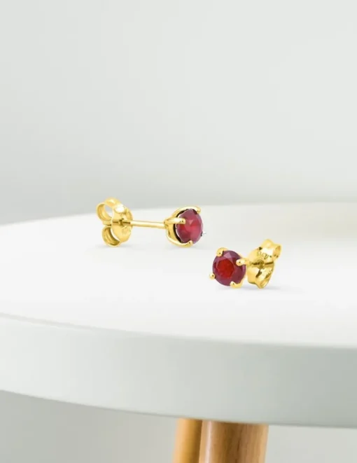 Boucles d'oreilles clous or jaune 750 ‰ et rubis SO OR