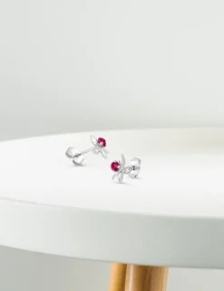 Boucles d'oreilles fleurs or blanc 375‰, rubis et oxydes de zirconium SO OR