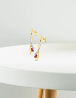 Boucles d'oreilles pendantes or jaune 375‰ et rubis SO OR