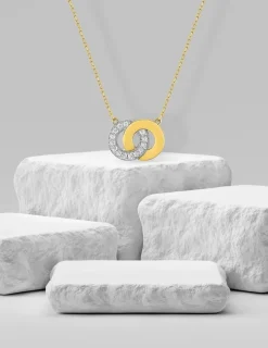 Collier deux cercles entrelacés en or jaune 375 ‰ et oxydes de zirconium avec rhodium SO OR