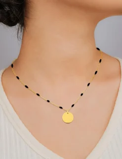 Collier pendentif fantaisie noir et acier doré, plaque ronde SO OR
