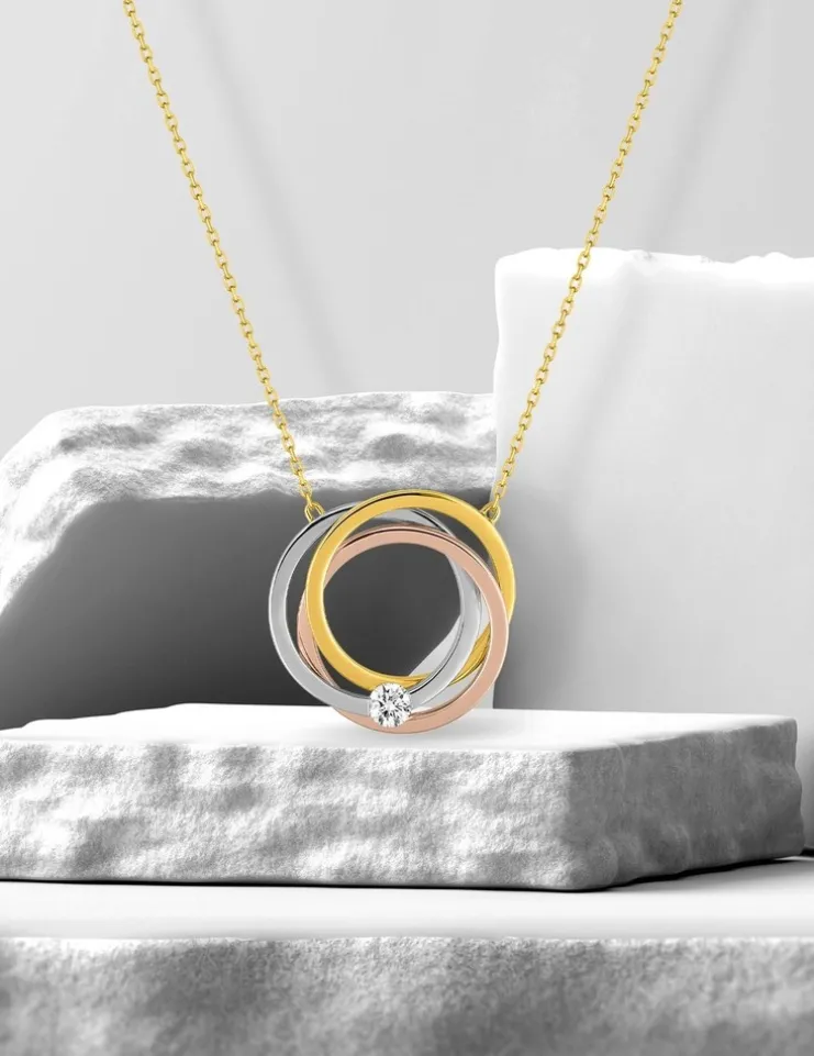 Collier tricolore anneaux entrelacés et oxyde de zirconium en or jaune 375 ‰ SO OR