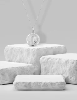 Médaille Vierge en or blanc 375 ‰ SO OR